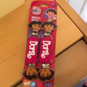 NWT DORA mitten clips
